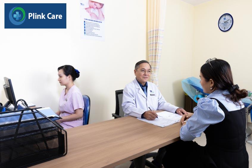 bác sĩ kim khoe đang khám cho bệnh nhân