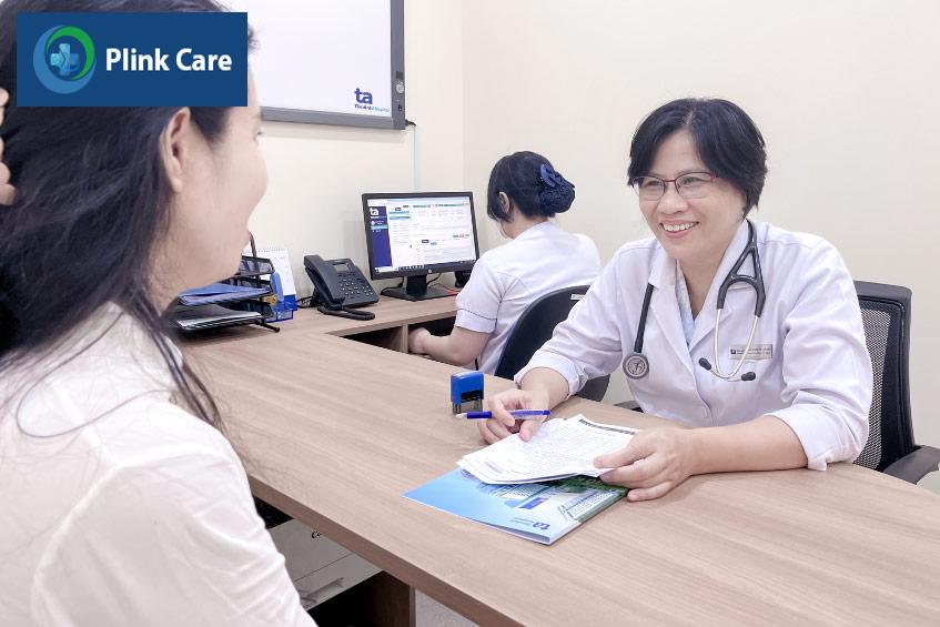BS.CKII Phạm Thị Lan Anh cùng bệnh nhân trao đổi tại phòng khám Tim mạch Quận 7
