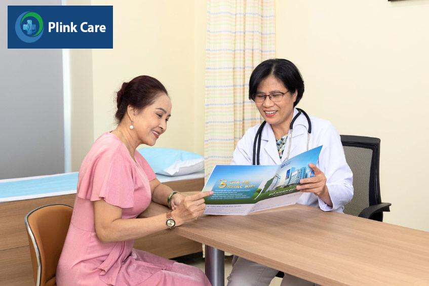BS.CKII Phạm Thị Lan Anh - Trường Đơn vị Tim mạch Phòng khám đa khoa Tâm Anh Quận 7 đang tư vấn và hướng dẫn bệnh nhân khám tim mạch