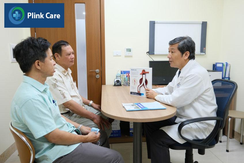 BS.CKII Huỳnh Ngọc Long đang tư vấn và thăm khám cho bệnh nhân sau đặt stent mạch vành