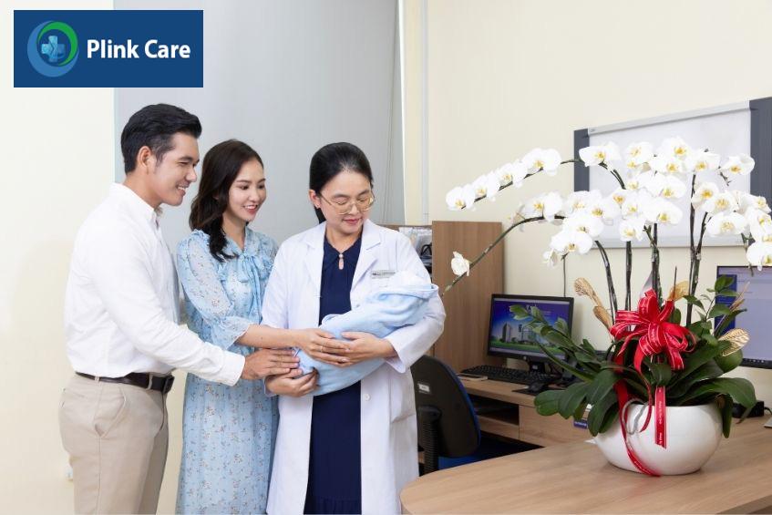 ThS.BS Giang Huỳnh Như - Giám đốc Trung tâm Hỗ trợ sinh sản, PlinkCare TP.HCM nhận hoa cảm ơn từ bệnh nhân đã điều trị thành công
