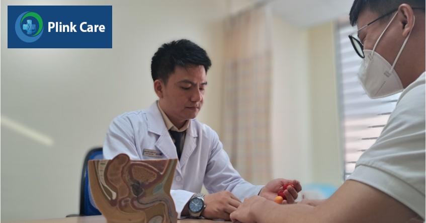 bác sĩ phạm xuân long đang khám cho khách hàng
