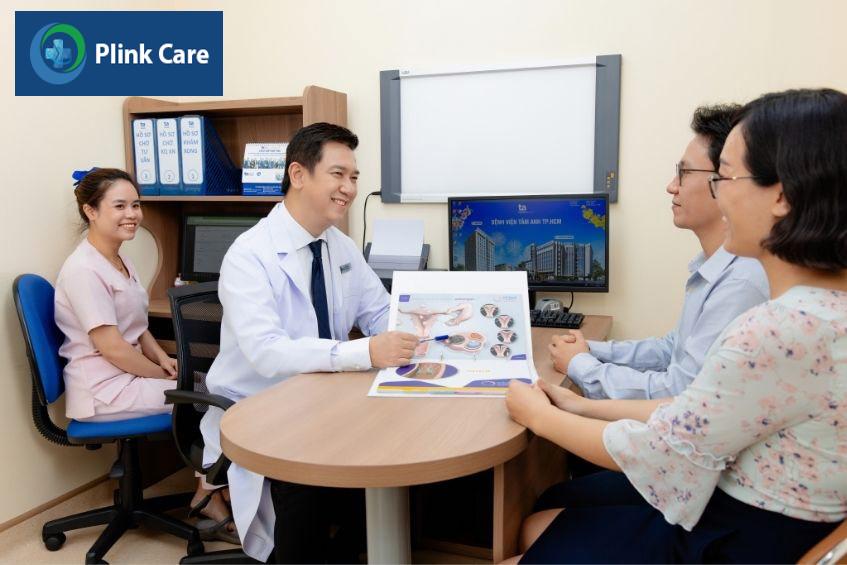 Bác sĩ Phùng Huy Tuân - Trung tâm Hỗ trợ sinh sản, PlinkCare Quận 8 thăm khám và tư vấn “liệu pháp cặp đôi” cho bệnh nhân