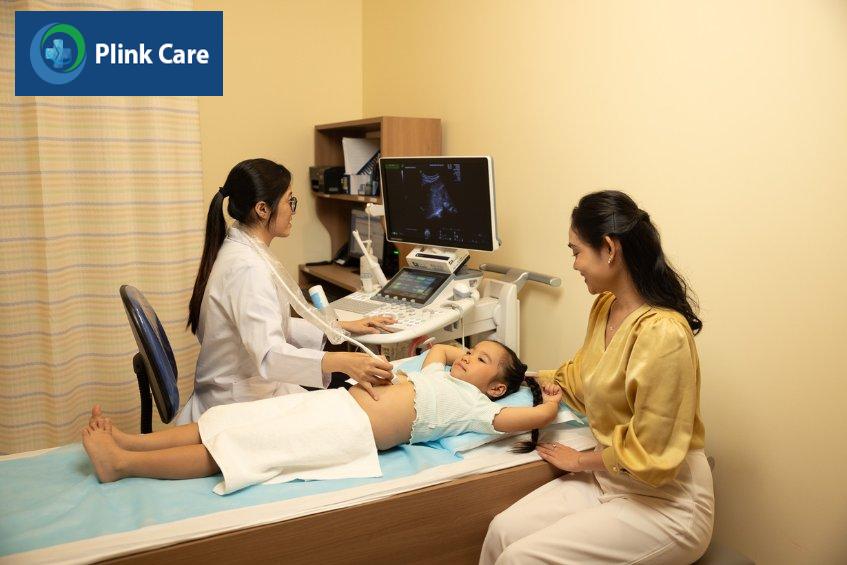 Bác sĩ siêu âm, kiểm tra ổ bụng cho trẻ
