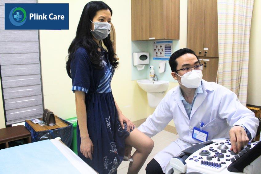 Bác sĩ thực hiện kỹ thuật siêu âm hiện đại chẩn đoán bệnh suy tĩnh mạch ngoại biên