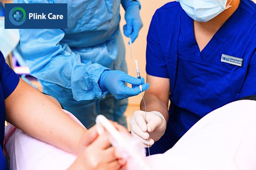 Bác sĩ thực hiện thủ thuật chuyển phôi tại IVF Tâm Anh