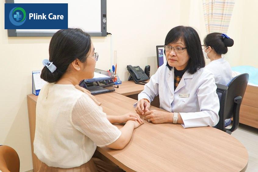 Bác sĩ tư vấn cho khách hàng về bệnh tiểu đường tuýp 2