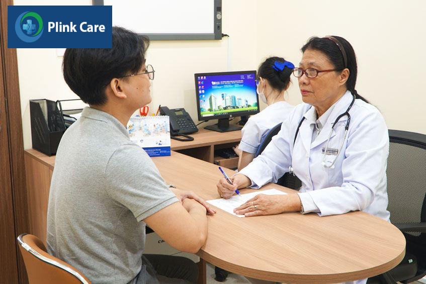Bác sĩ tư vấn cho khách hàng về bệnh tiểu đường type 2