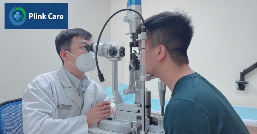 bác sĩ tùng đang khám mắt cho người bệnh