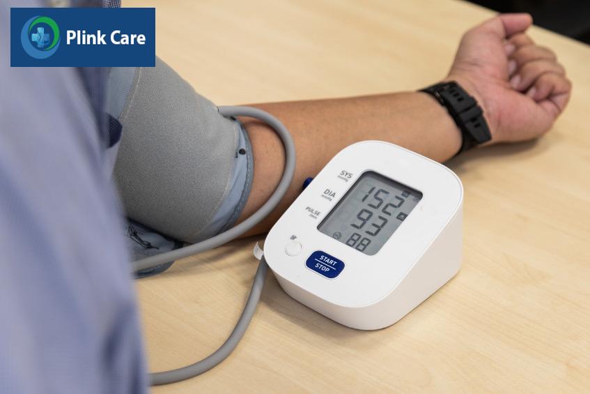 Bệnh nhân bị huyết áp tâm thu cao với chỉ số hiện trên thiết bị đo 152/93mmHg