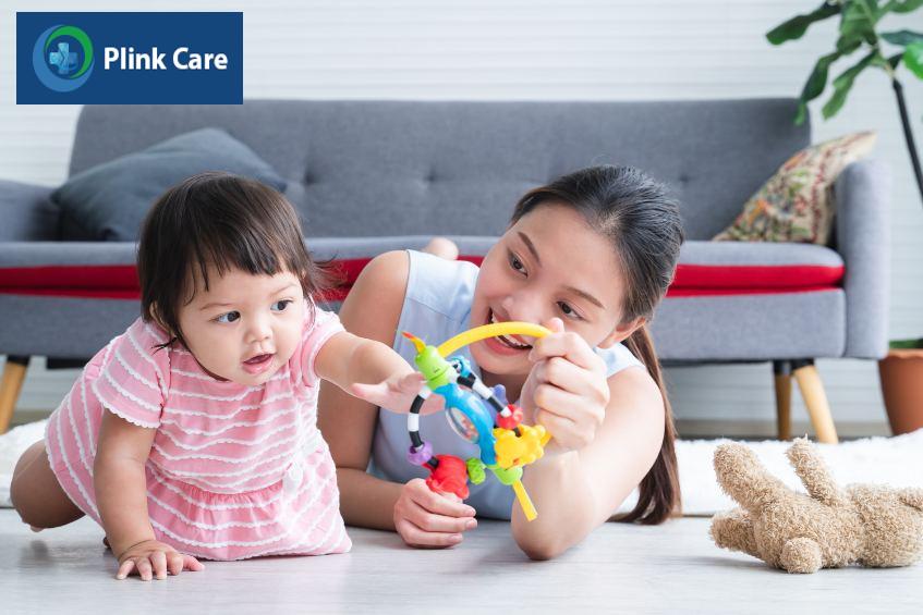 Bố mẹ nên dành nhiều thời gian trò chuyện, vui đùa cùng trẻ