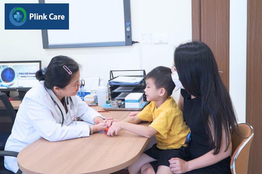 BS CKII Nguyễn Thị Hạnh Lê khám và tư vấn chăm sóc trẻ