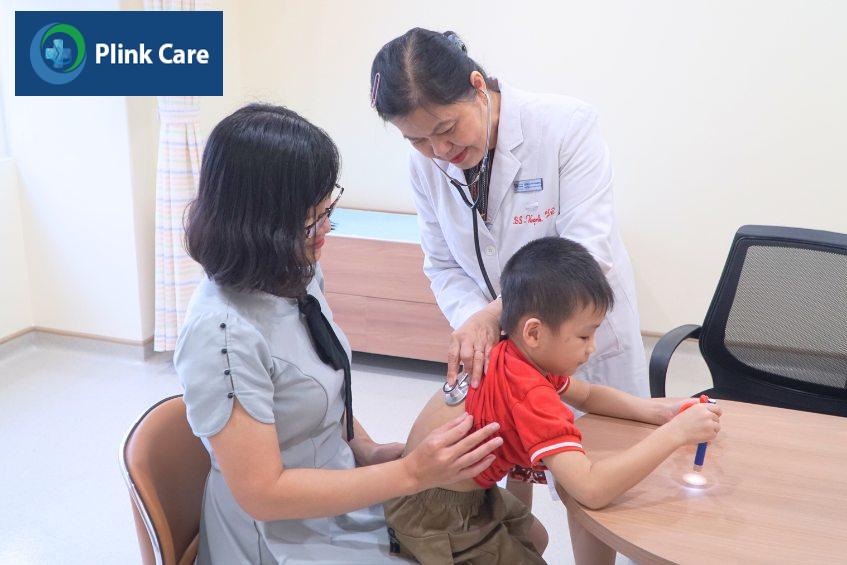 BS.CKII Nguyễn Thị Hạnh Lê đang khám cho trẻ