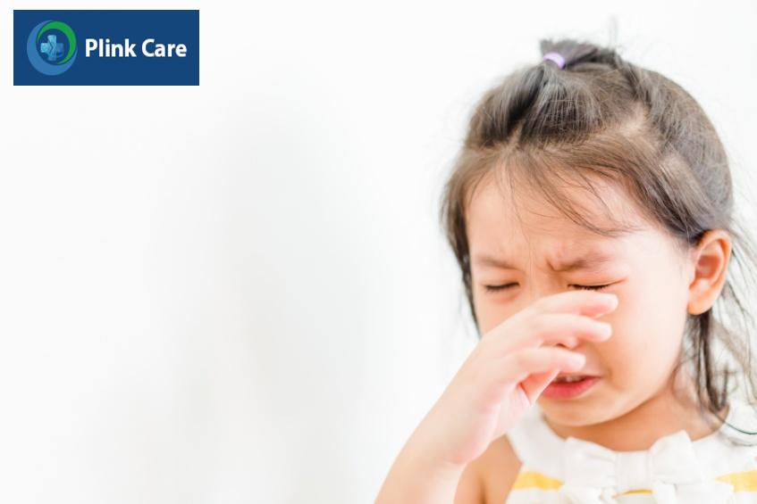 đau mắt đỏ không cải thiện, trẻ cảm thấy khó chịu, đau ngứa
