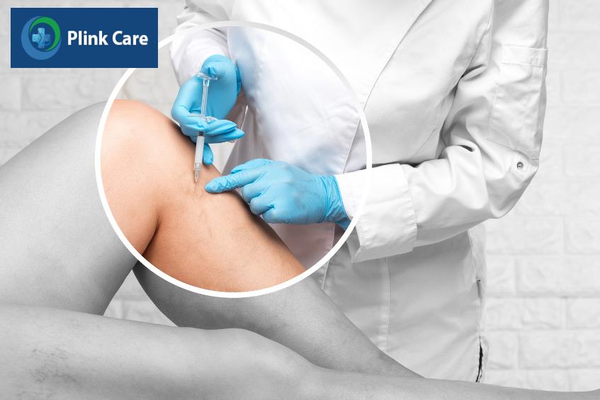 Bác sĩ thực hiện điều trị suy tĩnh mạch ngoại biên bằng cách tiêm xơ tĩnh mạch
