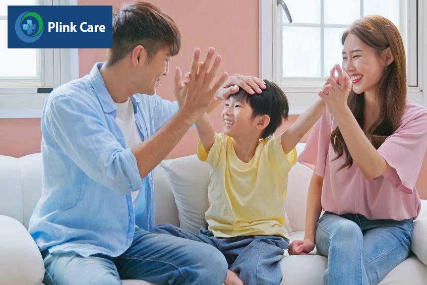 Động viên và khen khi trẻ cố gắng giao tiếp