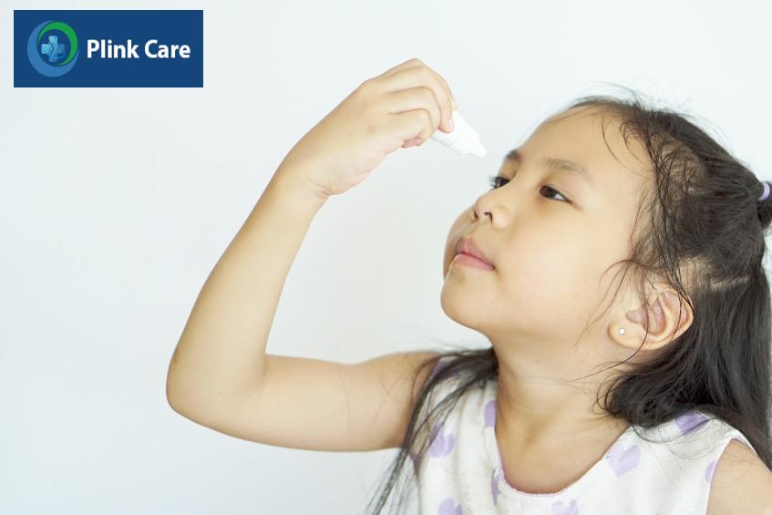 Dùng thuốc nhỏ mắt đúng cách giúp trẻ thuyên giảm
