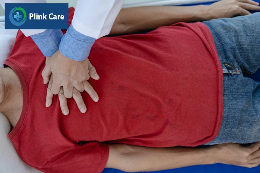 Thực hiện hồi sức tim phổi khẩn cấp cho bệnh nhân đột quỵ tim