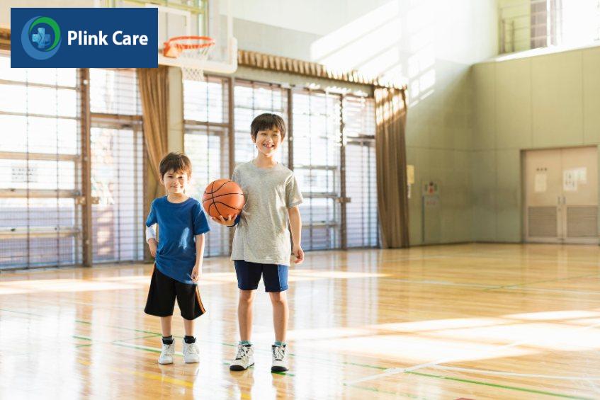 Khuyến khích trẻ chơi thể thao như bơi lội, bóng rổ