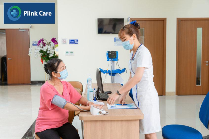 Kỹ thuật viên tại PlinkCare TP.HCM kiểm tra huyết áp cho bệnh nhân