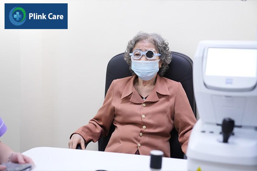 lão hóa gây đục thủy tinh thể ở người già