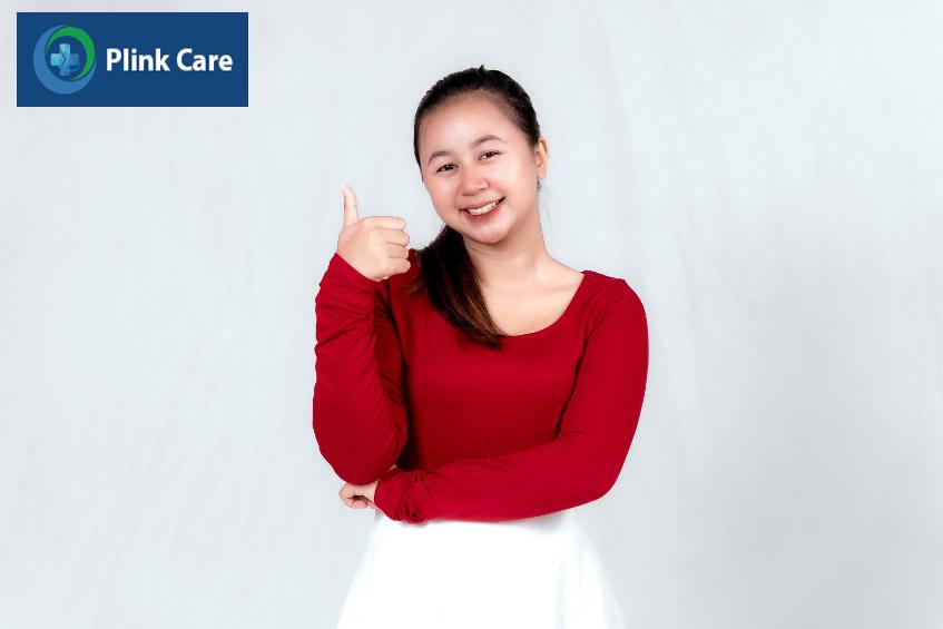 lựa chọn váy hoặc trang phục đơn giản