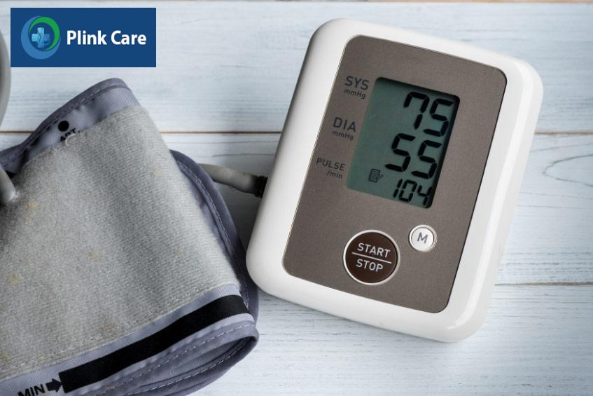 Máy đo thể hiện bệnh nhân bị hạ huyết áp với chỉ số 75/55mmHg
