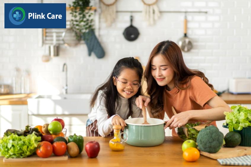 món ăn giúp trẻ tăng cân, rau xanh và hoa quả tươi