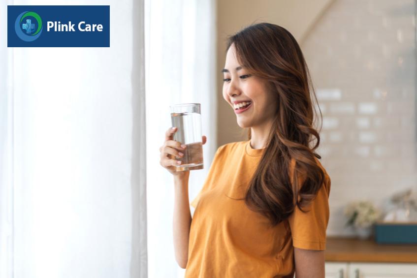 Người bị hạ huyết áp nên bổ sung đủ lượng nước cơ thể cần mỗi ngày