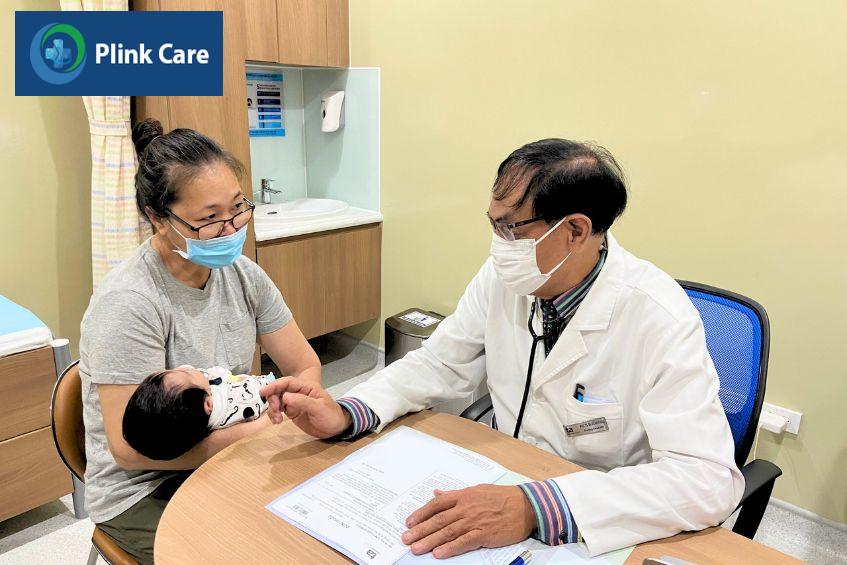 PGS TS BS Vũ Huy Trụ đang khám và tư vấn cho gia đình
