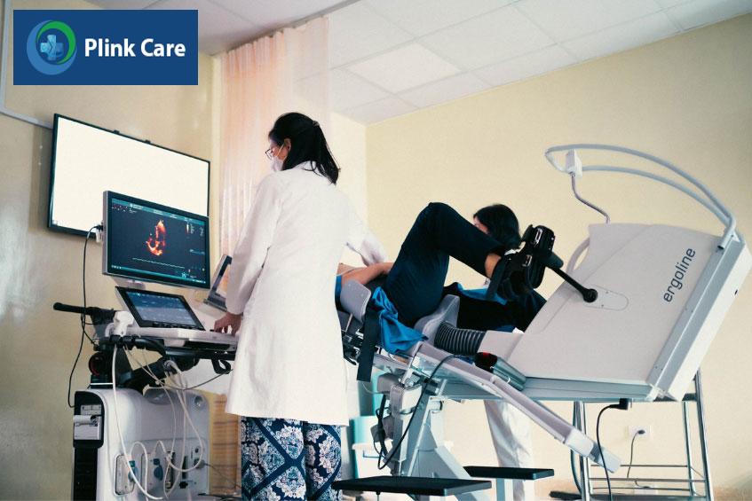 Bác sĩ thực hiện siêu âm tim gắng sức, đánh giá vận động của cơ tim trong điều kiện gắng sức