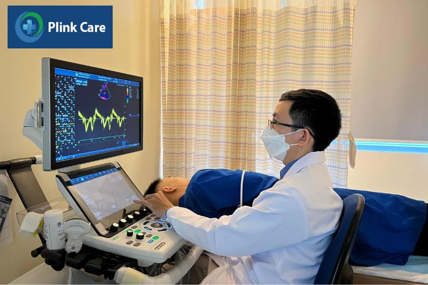 Bác sĩ tại PlinkCare thực hiện siêu âm tim cho bệnh nhân, trên thiết bị máy siêu âm 4D Vivid E95 hiện đại