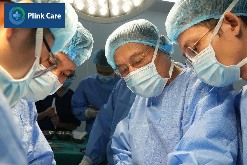 thực hiện phẫu thuật cắt gan