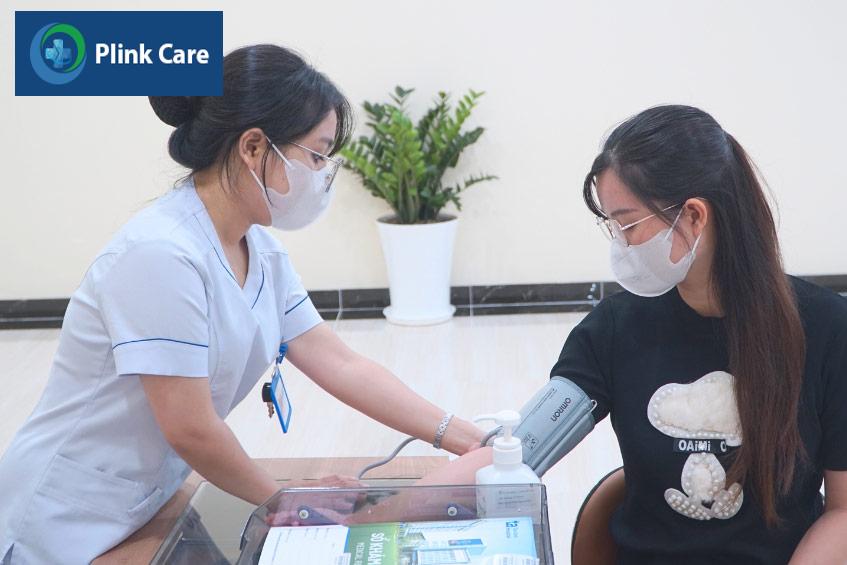 Thường xuyên thăm khám và kiểm tra huyết áp giúp người bệnh quản lý tình trạng bệnh hiệu quả