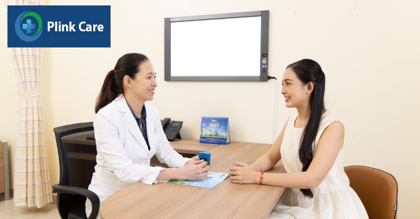 tiến sĩ lê phúc liên đang khám cho người bệnh