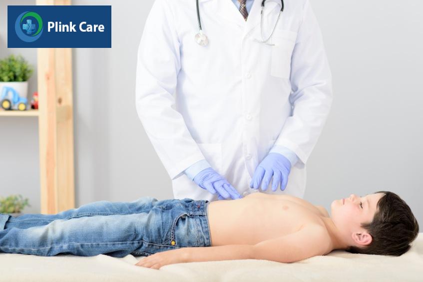 Trẻ bị đau bụng bên phải nên được đưa đến bệnh viện