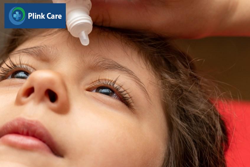 Trẻ đau mắt đỏ do virus có thể được bác sĩ hướng dẫn vệ sinh