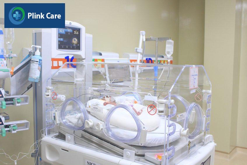 Trẻ sinh non được chăm sóc và theo dõi sức khỏe trong lồng ấp