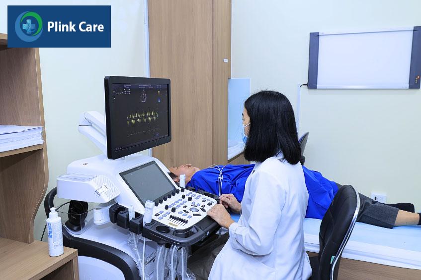 Bác sĩ thực hiện chẩn đoán thuyên tắc huyết khối ở phôi bằng phương pháp siêu âm tim