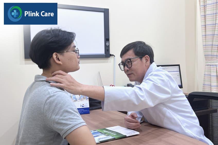 Bác sĩ chuyên khoa I Lê Ngọc Vinh đang chẩn đoán cho khách hàng