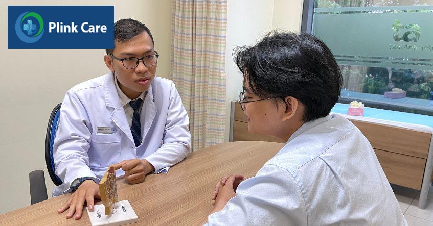 bác sĩ huỳnh hứa duy khang đang khám và tư vấn điều trị sa tinh hoàn