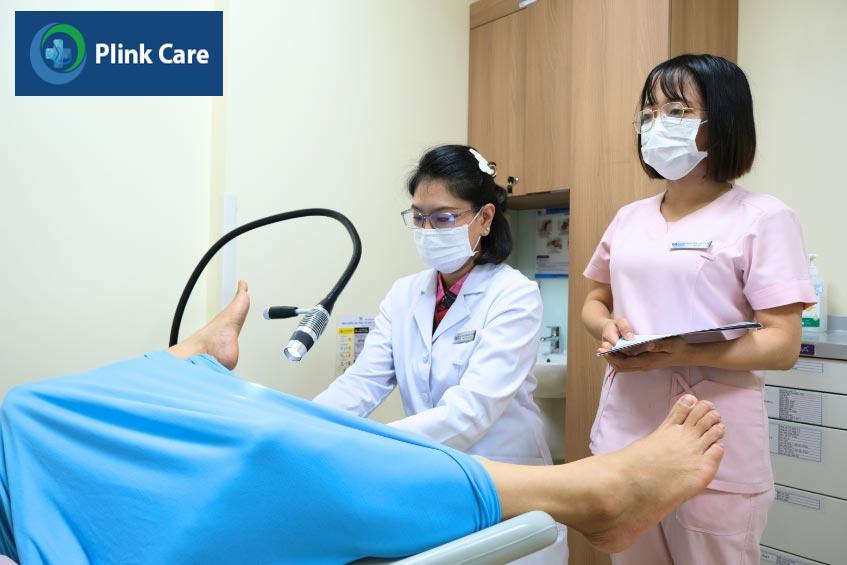 bác sĩ khám phụ khoa cho bệnh nhân