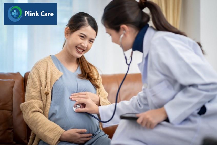 Bác sĩ kiểm tra tình trạng sức khỏe của mẹ và bé sau khi tiêm