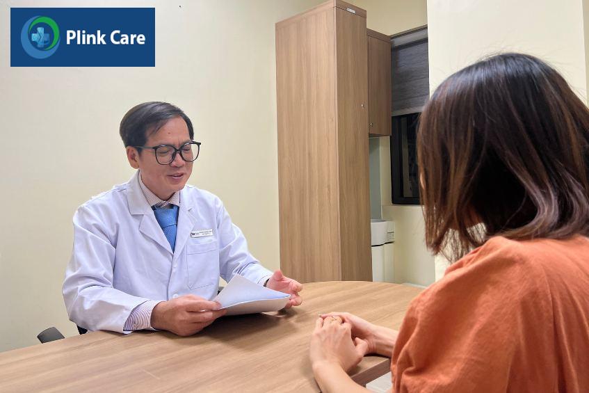 Bác sĩ Lê Ngọc Vinh đang tư vấn về tình trạng u mỡ