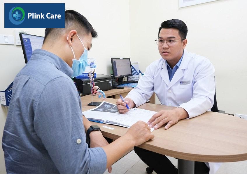 Bác sĩ Nguyễn Công Danh đang tư vấn cho bệnh nhân tại IVF