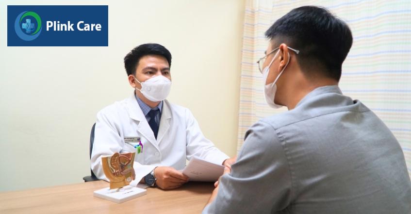 bác sĩ phạm xuân long đang tư vấn điều trị sa tinh hoàn