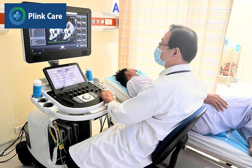Bác sĩ thực hiện siêu âm tim cho bệnh nhân suy tim