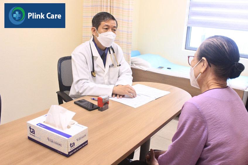 Bác sĩ thăm khám và theo dõi tiến triển phục hồi của người bệnh sau đặt stent