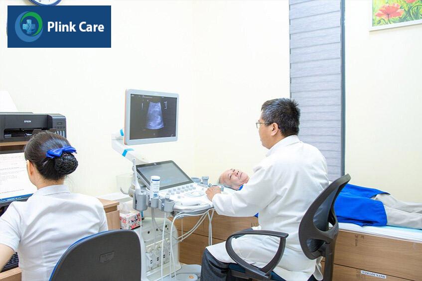 Bác sĩ thực hiện siêu âm Doppler đánh giá tình trạng sức khỏe tim mạch cho bệnh nhân