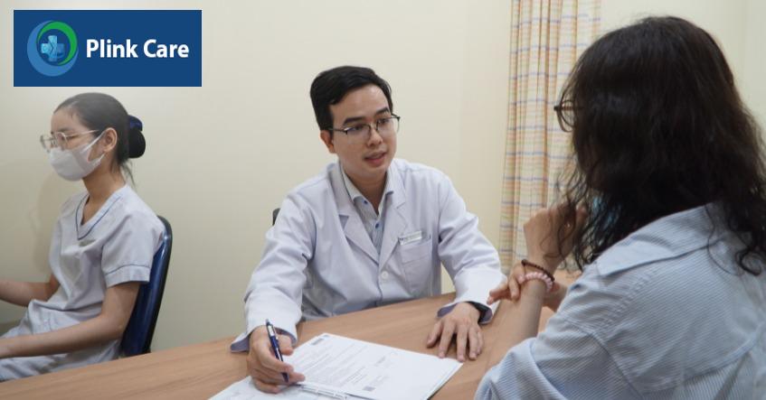 bác sĩ trao đổi với bệnh nhân